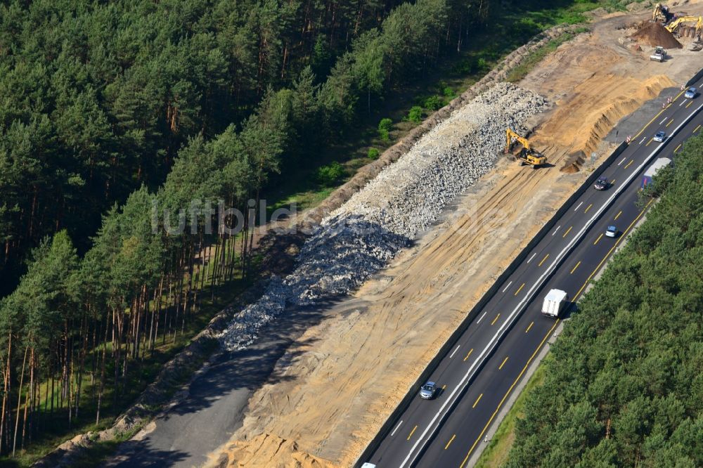 Luftaufnahme Rauen - Ausbau und Verbreiterung der Streckenführung der Autobahn / Bundesautobahn BAB A12 / E30 bei Rauen im Bundesland Brandenburg