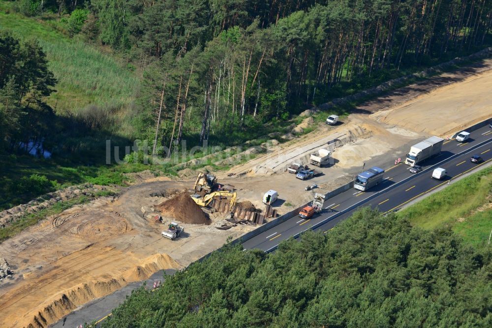 Rauen von oben - Ausbau und Verbreiterung der Streckenführung der Autobahn / Bundesautobahn BAB A12 / E30 bei Rauen im Bundesland Brandenburg