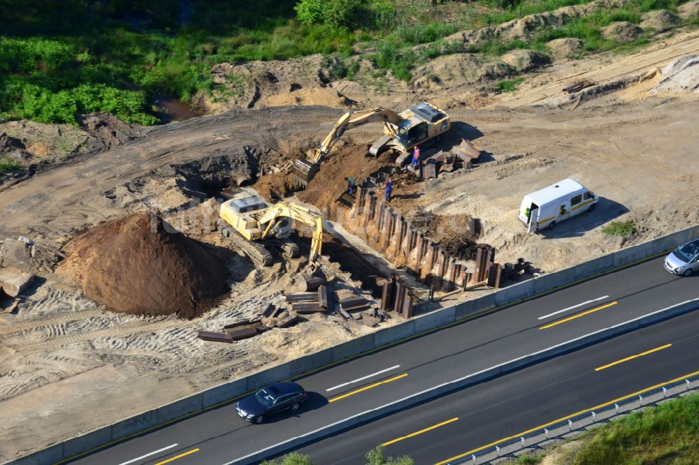 Rauen aus der Vogelperspektive: Ausbau und Verbreiterung der Streckenführung der Autobahn / Bundesautobahn BAB A12 / E30 bei Rauen im Bundesland Brandenburg