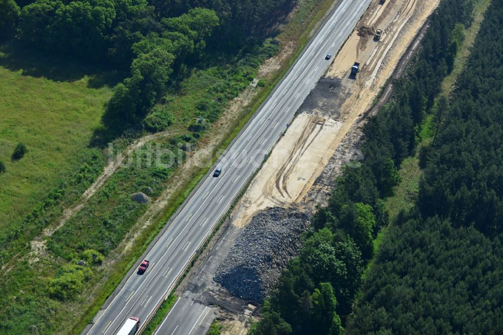 Rauen aus der Vogelperspektive: Ausbau und Verbreiterung der Streckenführung der Autobahn / Bundesautobahn BAB A12 / E30 bei Rauen im Bundesland Brandenburg