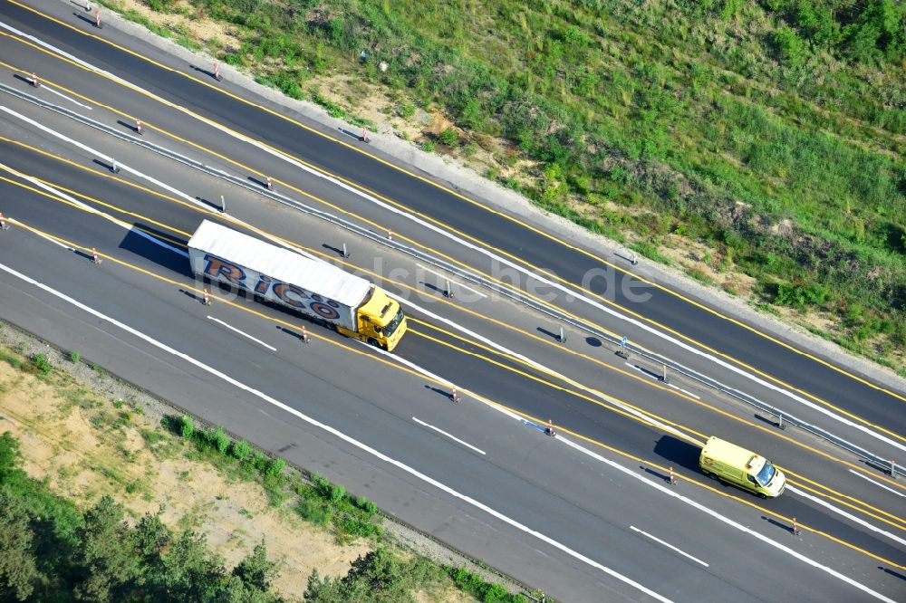 Luftaufnahme Rauen - Ausbau und Verbreiterung der Streckenführung der Autobahn / Bundesautobahn BAB A12 / E30 bei Rauen im Bundesland Brandenburg