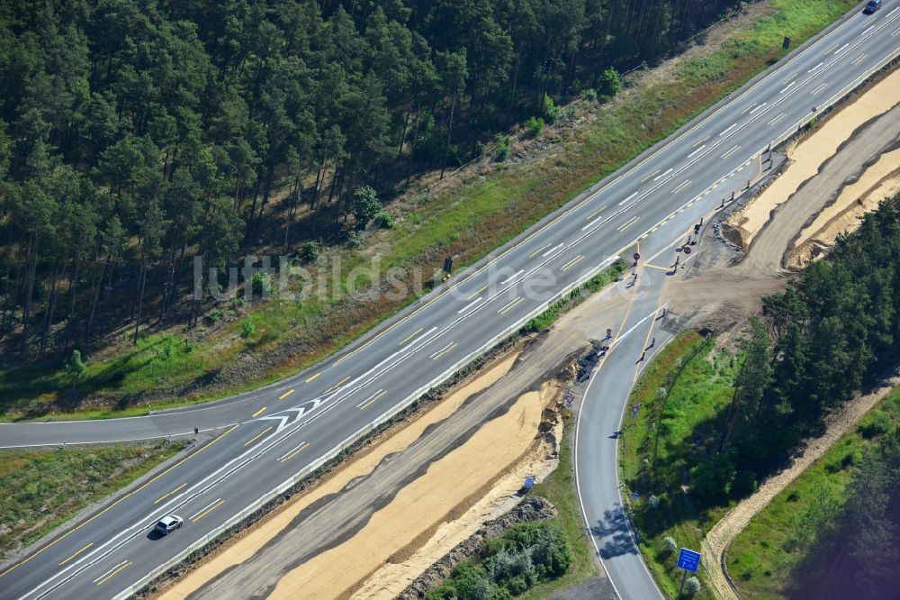 Rauen von oben - Ausbau und Verbreiterung der Streckenführung der Autobahn / Bundesautobahn BAB A12 / E30 bei Rauen im Bundesland Brandenburg