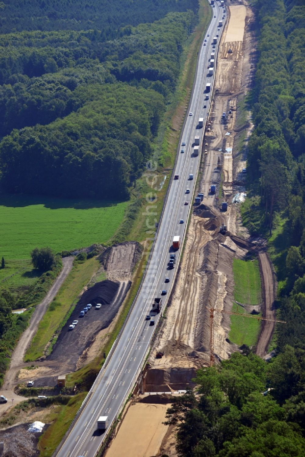 Rauen aus der Vogelperspektive: Ausbau und Verbreiterung der Streckenführung der Autobahn / Bundesautobahn BAB A12 / E30 bei Rauen im Bundesland Brandenburg