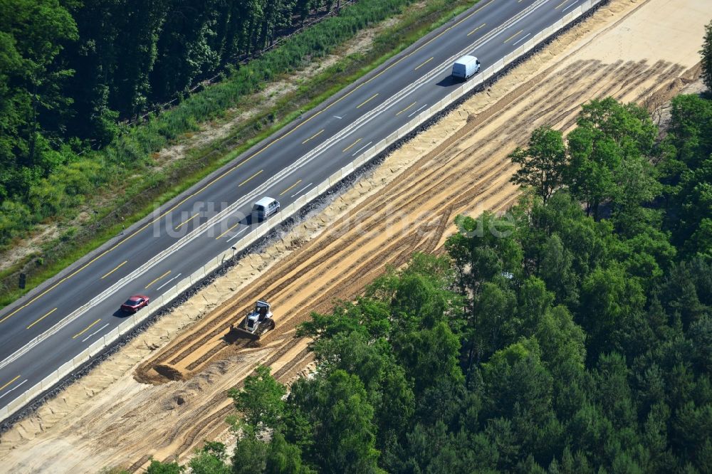 Rauen von oben - Ausbau und Verbreiterung der Streckenführung der Autobahn / Bundesautobahn BAB A12 / E30 bei Rauen im Bundesland Brandenburg