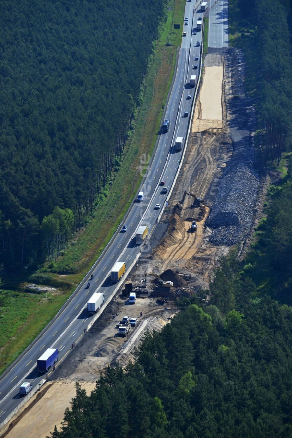 Rauen aus der Vogelperspektive: Ausbau und Verbreiterung der Streckenführung der Autobahn / Bundesautobahn BAB A12 / E30 bei Rauen im Bundesland Brandenburg