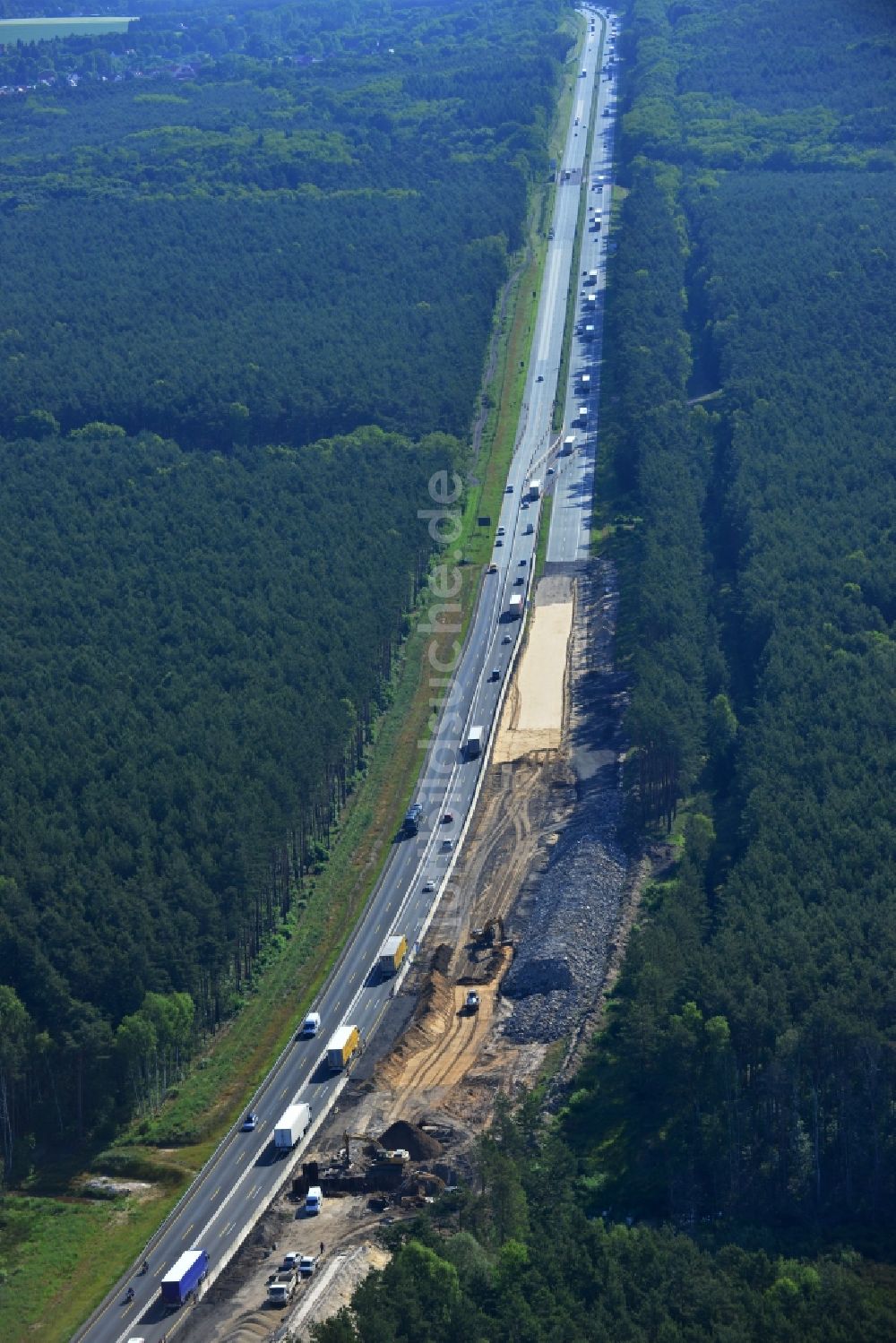 Luftbild Rauen - Ausbau und Verbreiterung der Streckenführung der Autobahn / Bundesautobahn BAB A12 / E30 bei Rauen im Bundesland Brandenburg