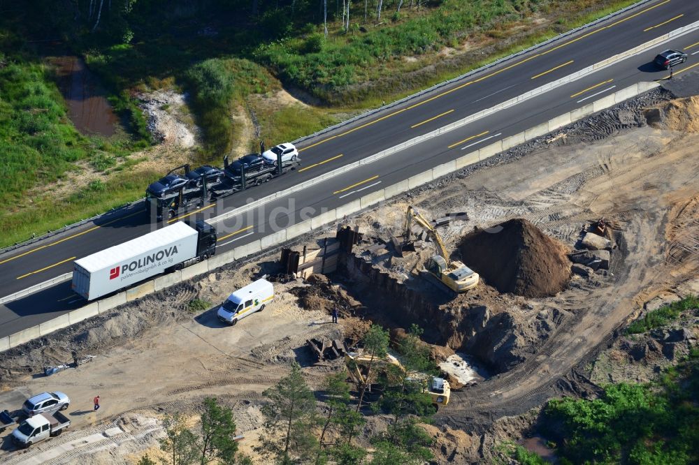 Rauen von oben - Ausbau und Verbreiterung der Streckenführung der Autobahn / Bundesautobahn BAB A12 / E30 bei Rauen im Bundesland Brandenburg