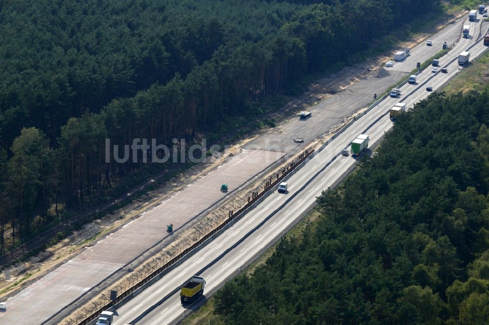 Rauen aus der Vogelperspektive: Ausbau und Verbreiterung der Streckenführung der Autobahn / Bundesautobahn BAB A12 / E30 bei Rauen im Bundesland Brandenburg