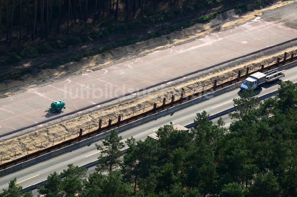 Luftaufnahme Rauen - Ausbau und Verbreiterung der Streckenführung der Autobahn / Bundesautobahn BAB A12 / E30 bei Rauen im Bundesland Brandenburg