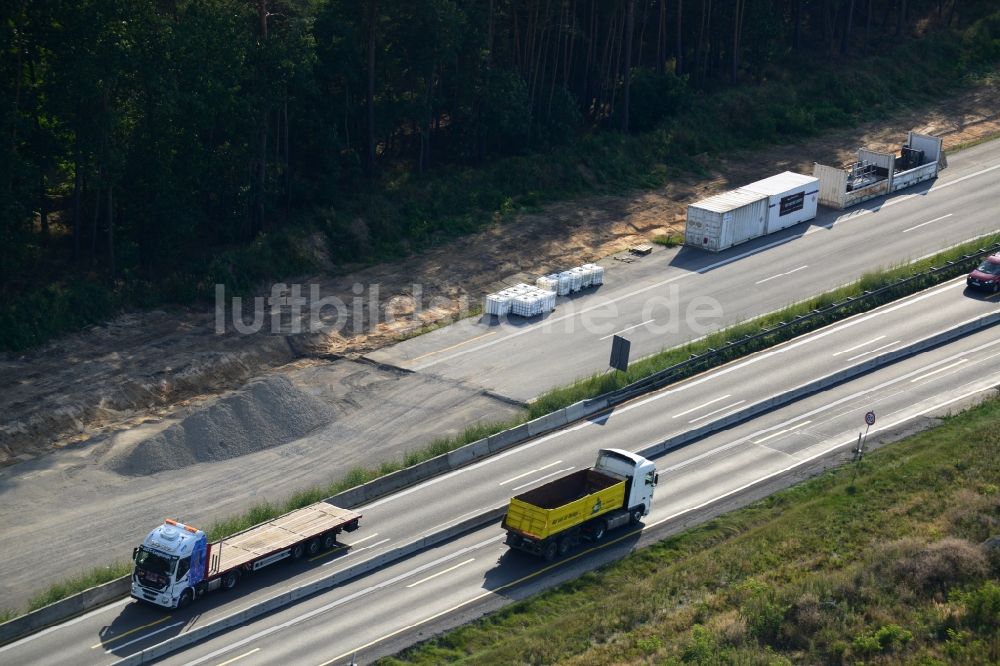 Rauen von oben - Ausbau und Verbreiterung der Streckenführung der Autobahn / Bundesautobahn BAB A12 / E30 bei Rauen im Bundesland Brandenburg