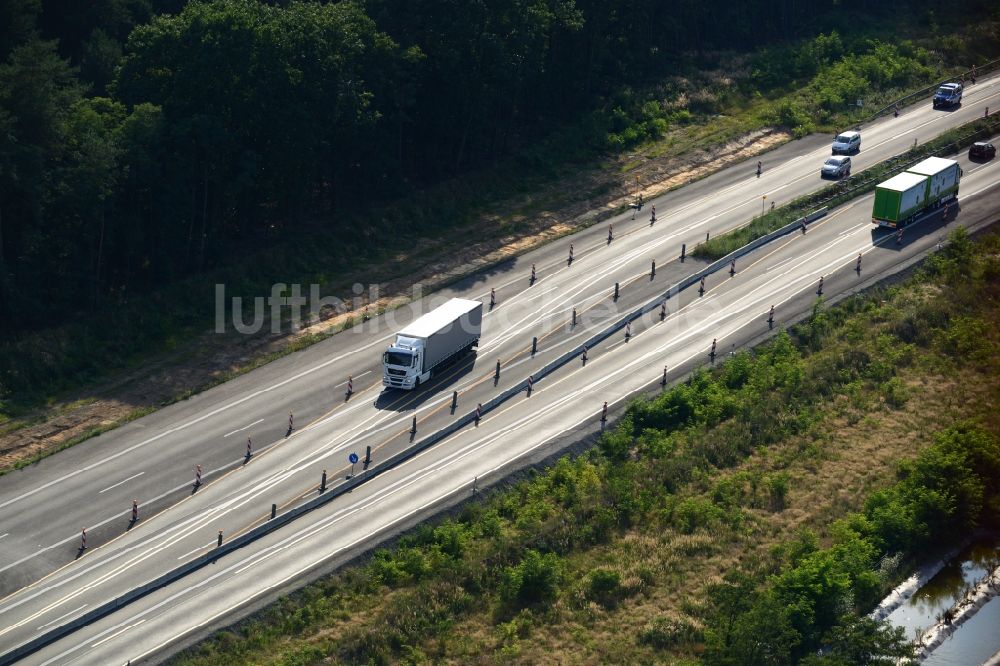 Rauen aus der Vogelperspektive: Ausbau und Verbreiterung der Streckenführung der Autobahn / Bundesautobahn BAB A12 / E30 bei Rauen im Bundesland Brandenburg