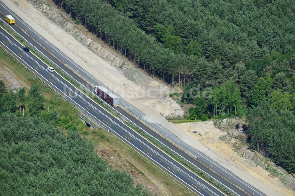 Spreenhagen von oben - Ausbau und Verbreiterung der Streckenführung der Autobahn / Bundesautobahn BAB A12 / E30 bei Spreenhagen im Bundesland Brandenburg