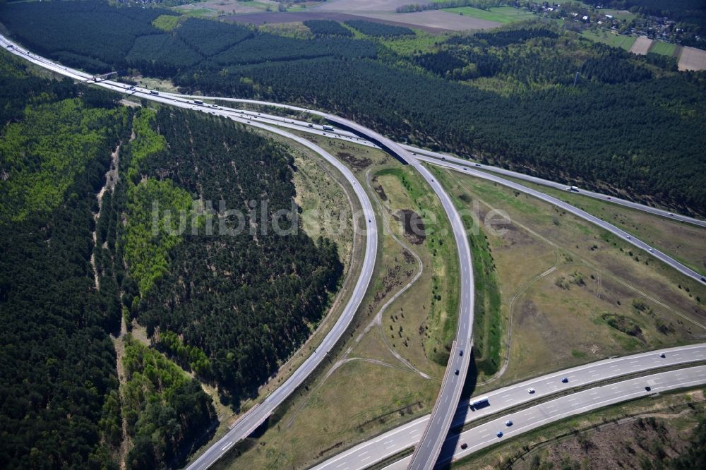 Friedrichshof von oben - Ausbau und Verbreiterung der Streckenführung der Autobahn / Bundesautobahn BAB A12 am Berliner Ring in Brandenburg