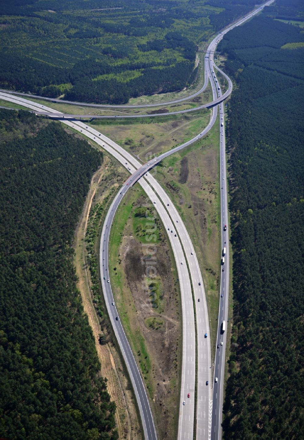 Friedrichshof aus der Vogelperspektive: Ausbau und Verbreiterung der Streckenführung der Autobahn / Bundesautobahn BAB A12 am Berliner Ring in Brandenburg