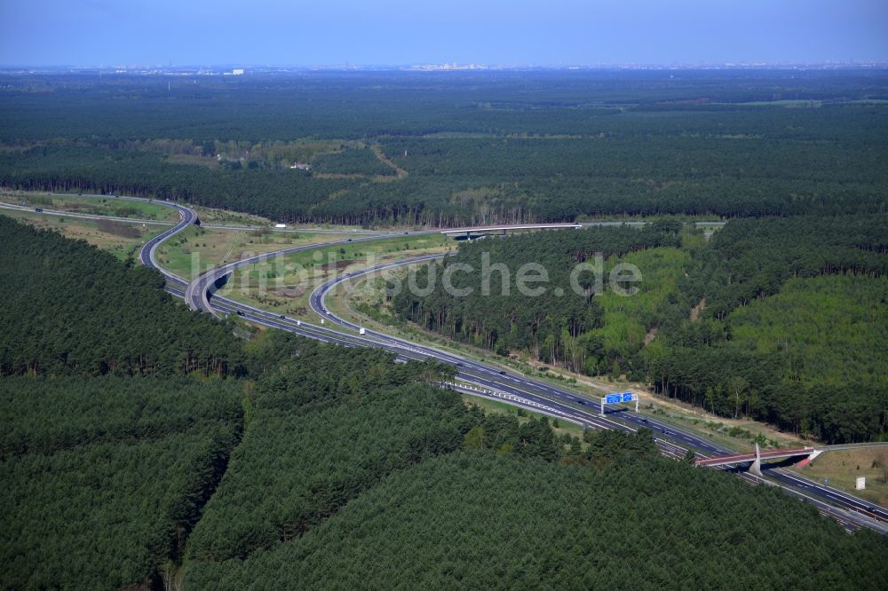 Friedrichshof aus der Vogelperspektive: Ausbau und Verbreiterung der Streckenführung der Autobahn / Bundesautobahn BAB A12 am Berliner Ring in Brandenburg