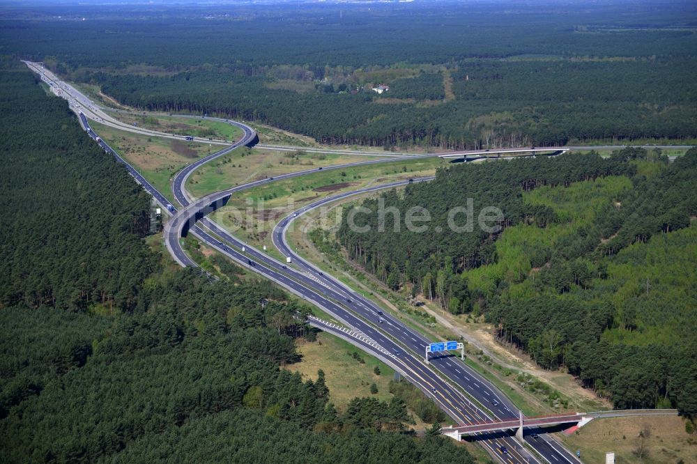 Luftbild Friedrichshof - Ausbau und Verbreiterung der Streckenführung der Autobahn / Bundesautobahn BAB A12 am Berliner Ring in Brandenburg