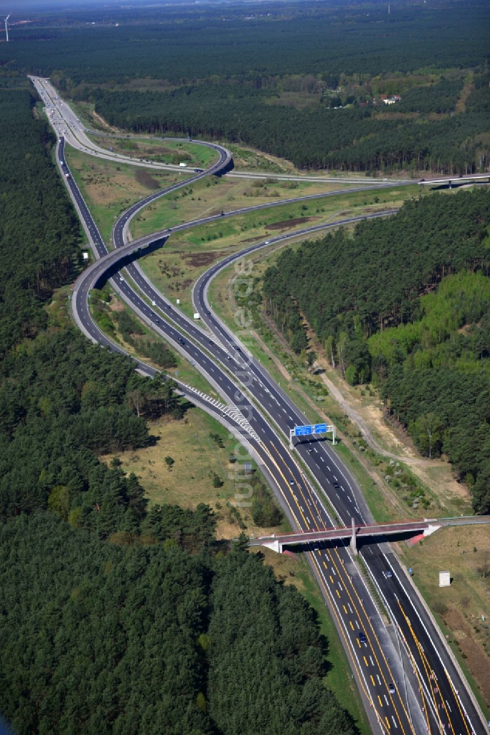 Luftaufnahme Friedrichshof - Ausbau und Verbreiterung der Streckenführung der Autobahn / Bundesautobahn BAB A12 am Berliner Ring in Brandenburg