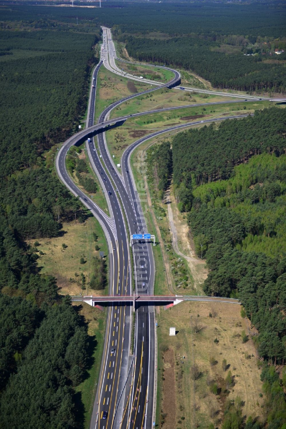 Friedrichshof von oben - Ausbau und Verbreiterung der Streckenführung der Autobahn / Bundesautobahn BAB A12 am Berliner Ring in Brandenburg