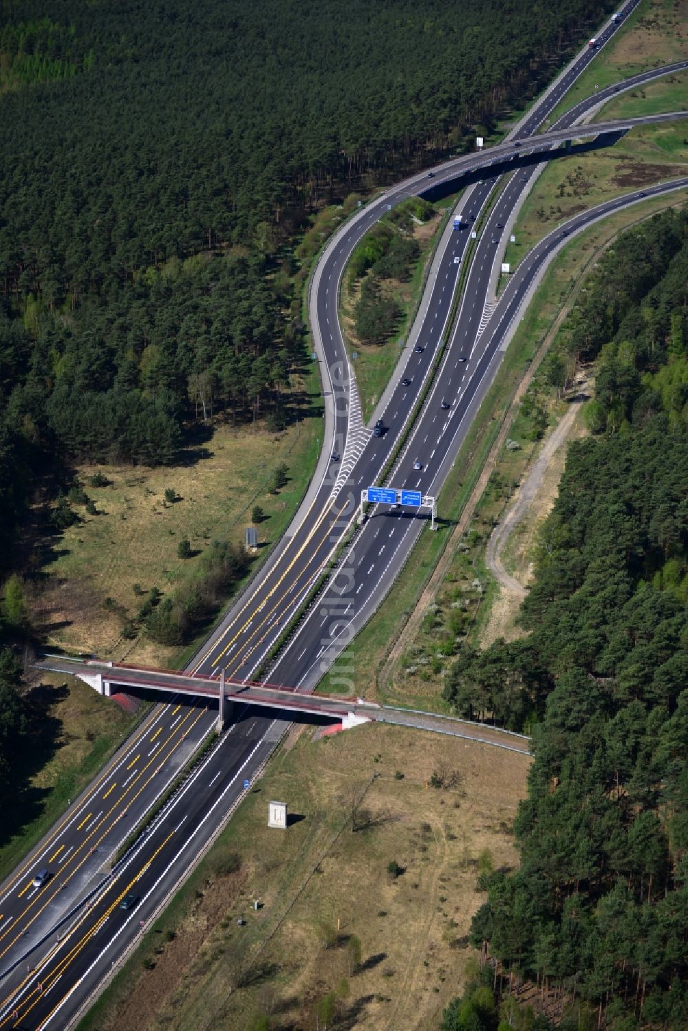 Friedrichshof aus der Vogelperspektive: Ausbau und Verbreiterung der Streckenführung der Autobahn / Bundesautobahn BAB A12 am Berliner Ring in Brandenburg