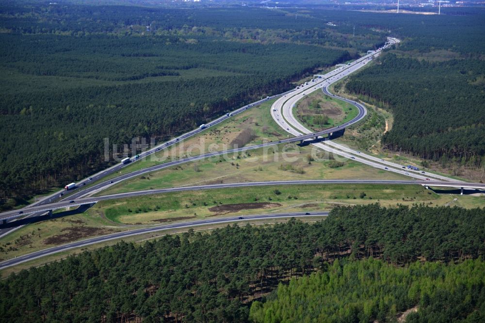 Luftbild Friedrichshof - Ausbau und Verbreiterung der Streckenführung der Autobahn / Bundesautobahn BAB A12 am Berliner Ring in Brandenburg