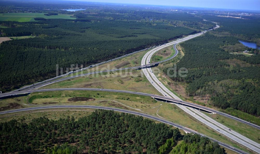 Luftaufnahme Friedrichshof - Ausbau und Verbreiterung der Streckenführung der Autobahn / Bundesautobahn BAB A12 am Berliner Ring in Brandenburg