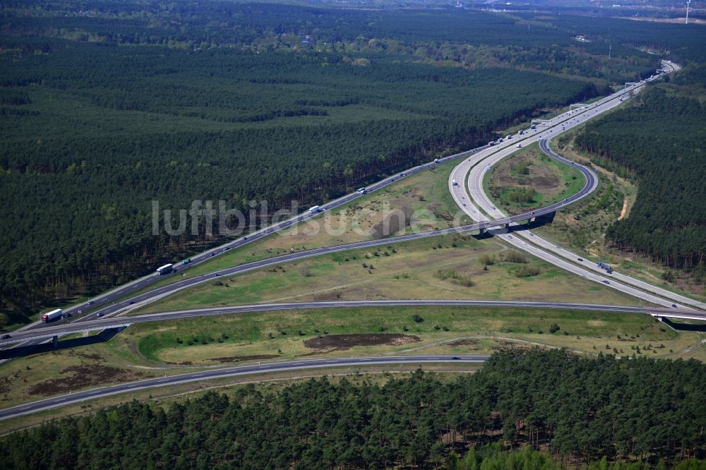 Luftbild Friedrichshof - Ausbau und Verbreiterung der Streckenführung der Autobahn / Bundesautobahn BAB A12 am Berliner Ring in Brandenburg