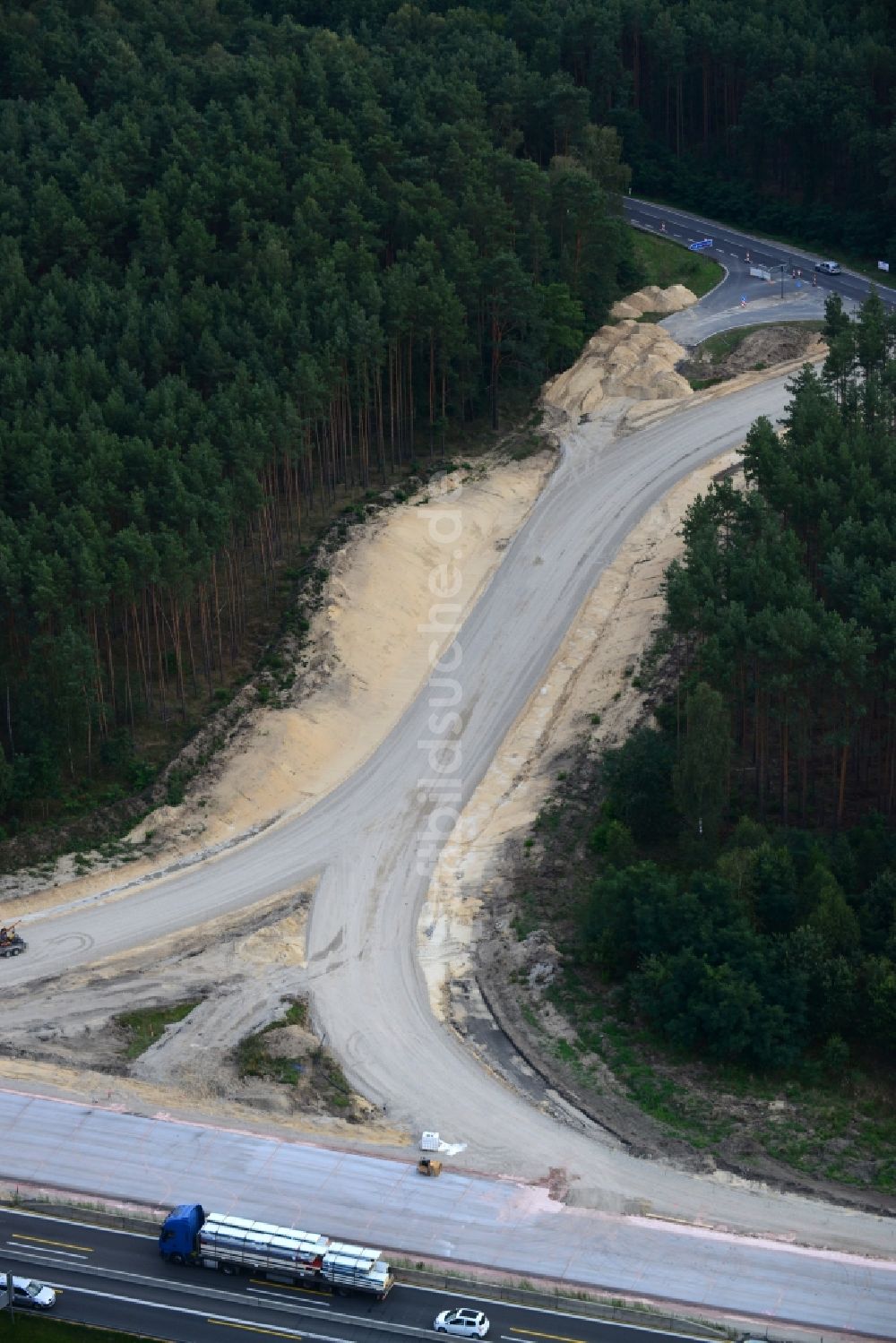 Friedrichshof von oben - Ausbau und Verbreiterung der Streckenführung der Autobahn / Bundesautobahn BAB A12 am Berliner Ring in Brandenburg