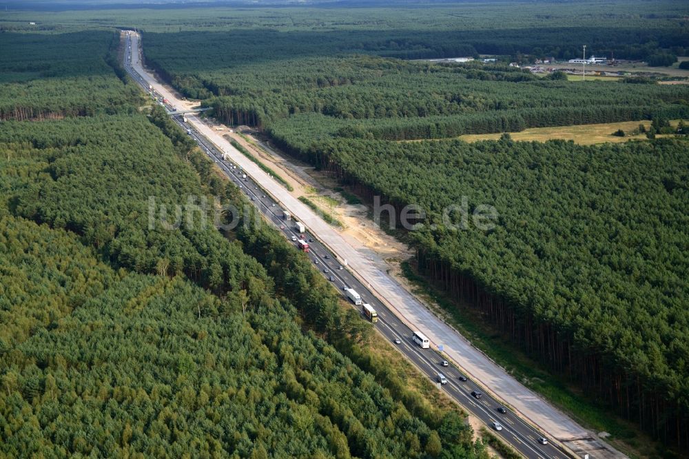 Luftaufnahme Friedrichshof - Ausbau und Verbreiterung der Streckenführung der Autobahn / Bundesautobahn BAB A12 am Berliner Ring in Brandenburg