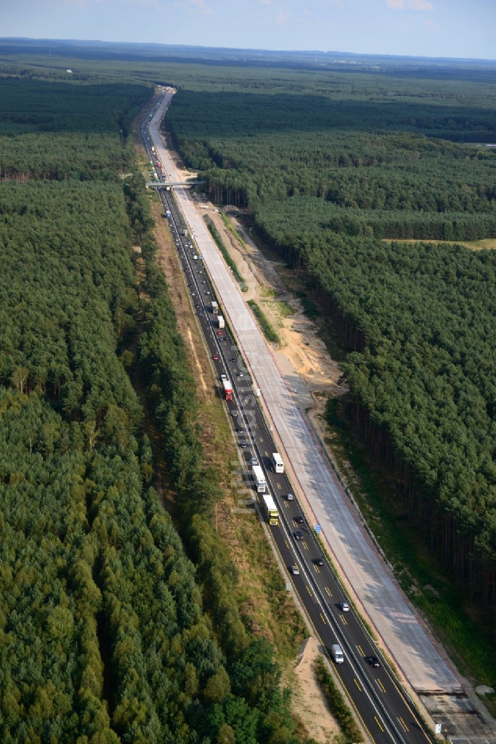 Friedrichshof von oben - Ausbau und Verbreiterung der Streckenführung der Autobahn / Bundesautobahn BAB A12 am Berliner Ring in Brandenburg