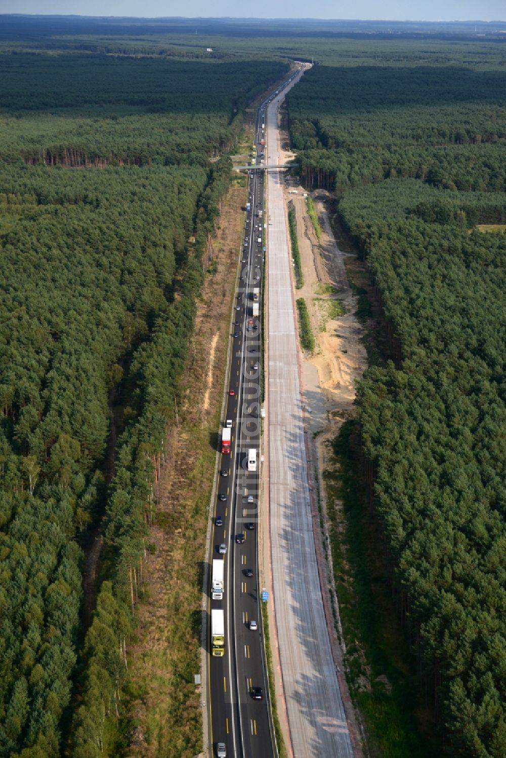 Friedrichshof aus der Vogelperspektive: Ausbau und Verbreiterung der Streckenführung der Autobahn / Bundesautobahn BAB A12 am Berliner Ring in Brandenburg