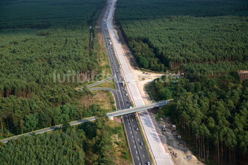 Luftaufnahme Friedrichshof - Ausbau und Verbreiterung der Streckenführung der Autobahn / Bundesautobahn BAB A12 am Berliner Ring in Brandenburg