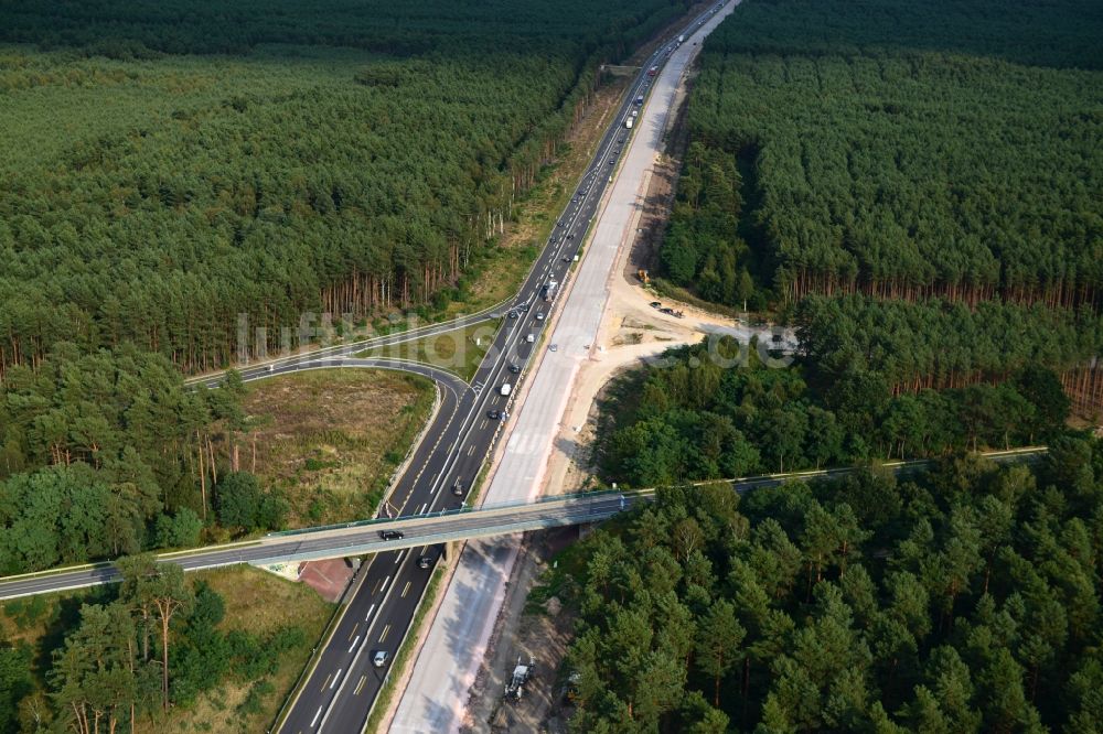 Friedrichshof von oben - Ausbau und Verbreiterung der Streckenführung der Autobahn / Bundesautobahn BAB A12 am Berliner Ring in Brandenburg