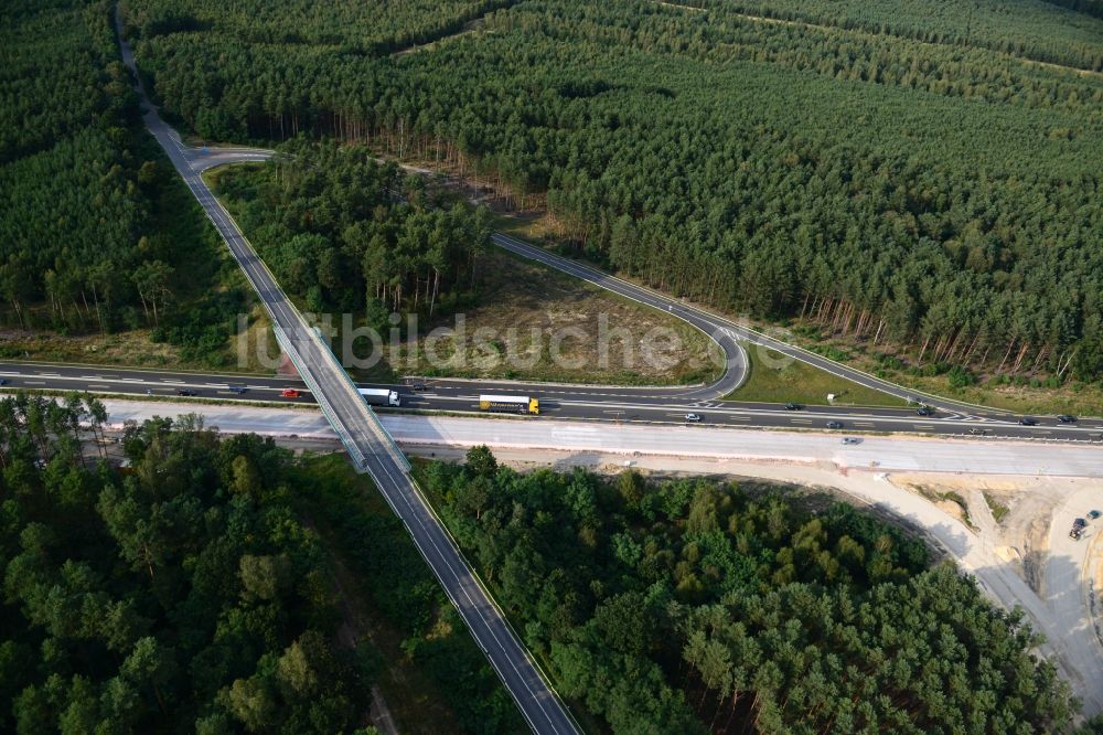 Friedrichshof aus der Vogelperspektive: Ausbau und Verbreiterung der Streckenführung der Autobahn / Bundesautobahn BAB A12 am Berliner Ring in Brandenburg