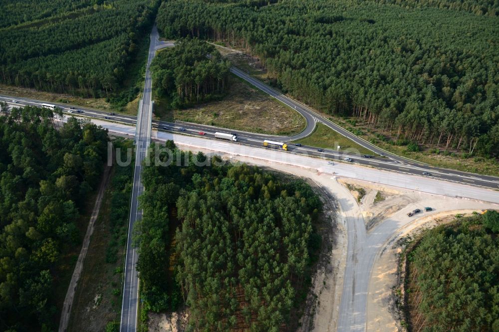 Luftbild Friedrichshof - Ausbau und Verbreiterung der Streckenführung der Autobahn / Bundesautobahn BAB A12 am Berliner Ring in Brandenburg