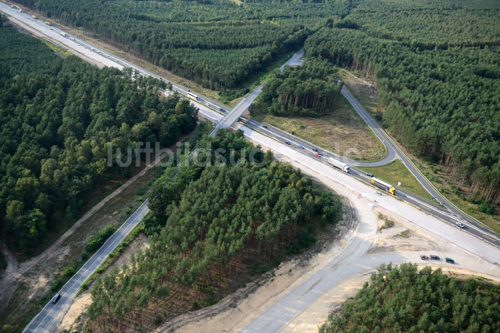 Luftaufnahme Friedrichshof - Ausbau und Verbreiterung der Streckenführung der Autobahn / Bundesautobahn BAB A12 am Berliner Ring in Brandenburg