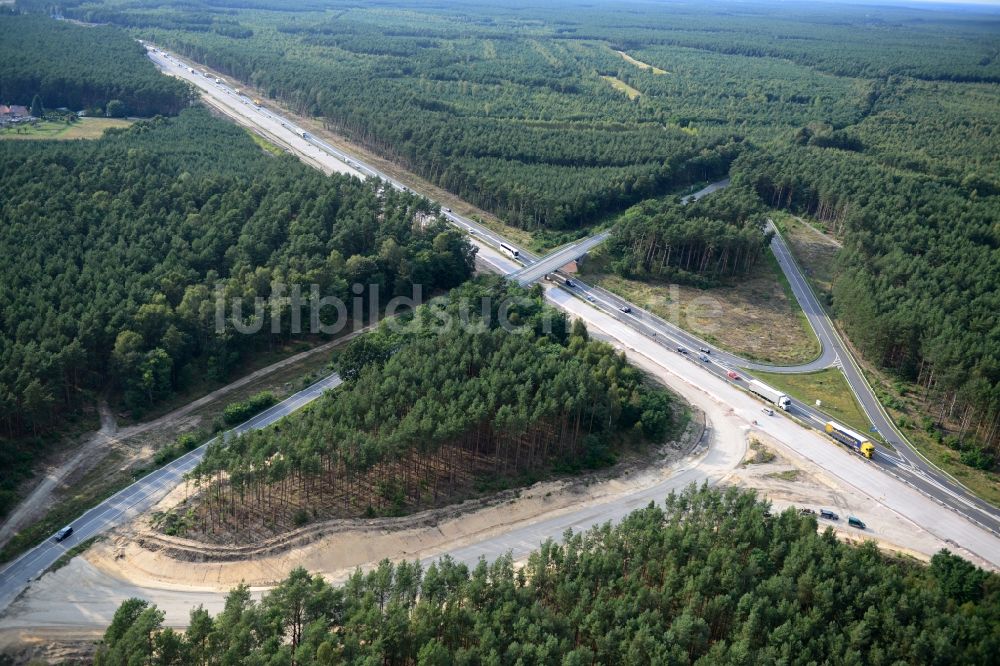 Friedrichshof von oben - Ausbau und Verbreiterung der Streckenführung der Autobahn / Bundesautobahn BAB A12 am Berliner Ring in Brandenburg