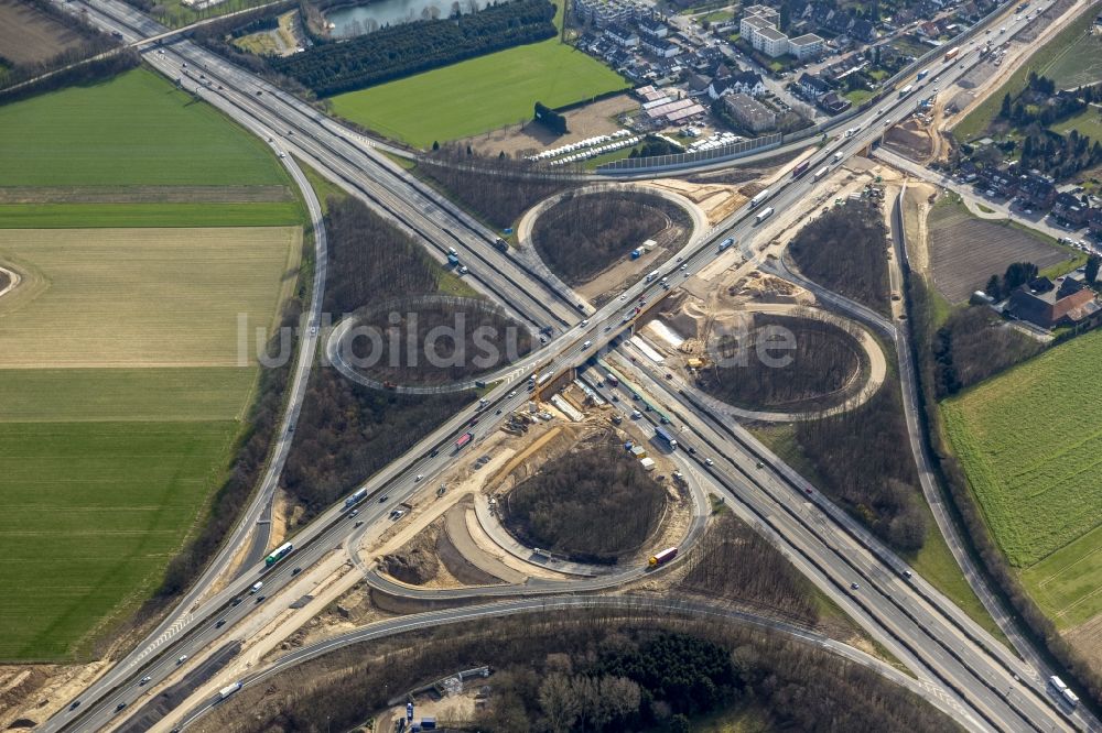 Luftaufnahme Kaarst - Ausbau der A57 von vier auf sechs Spuren am Autobahnkreuz Kaarst im Bundesland Nordrhein-Westfalen