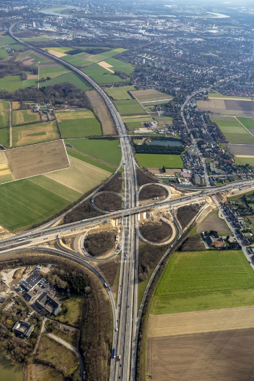 Kaarst aus der Vogelperspektive: Ausbau der A57 von vier auf sechs Spuren am Autobahnkreuz Kaarst im Bundesland Nordrhein-Westfalen