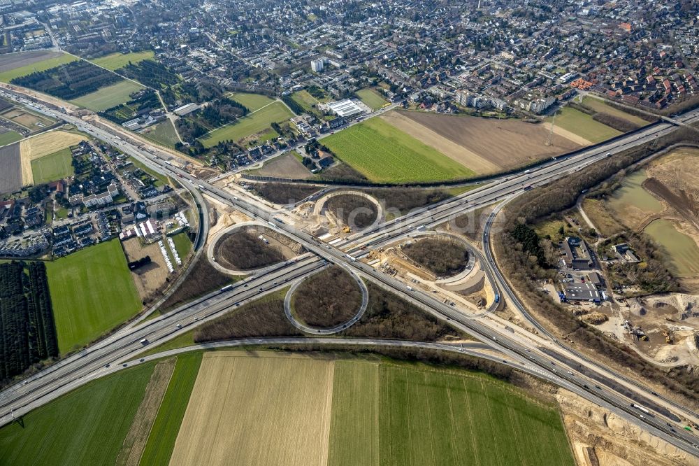 Luftaufnahme Kaarst - Ausbau der A57 von vier auf sechs Spuren am Autobahnkreuz Kaarst im Bundesland Nordrhein-Westfalen