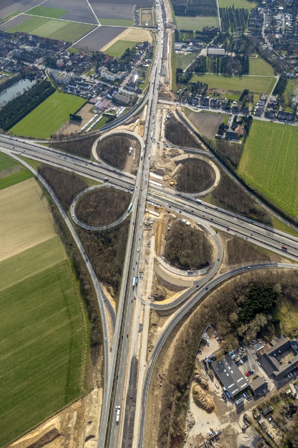 Kaarst aus der Vogelperspektive: Ausbau der A57 von vier auf sechs Spuren am Autobahnkreuz Kaarst im Bundesland Nordrhein-Westfalen