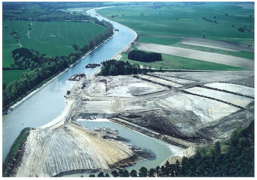 westlich von Genthin von oben - Ausbauarbeiten am Elbe-Havel-Kanal - Verlauf bei Genthin.