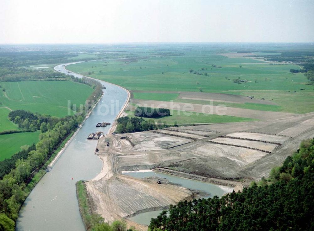 westlich von Genthin aus der Vogelperspektive: Ausbauarbeiten am Elbe-Havel-Kanal - Verlauf bei Genthin.