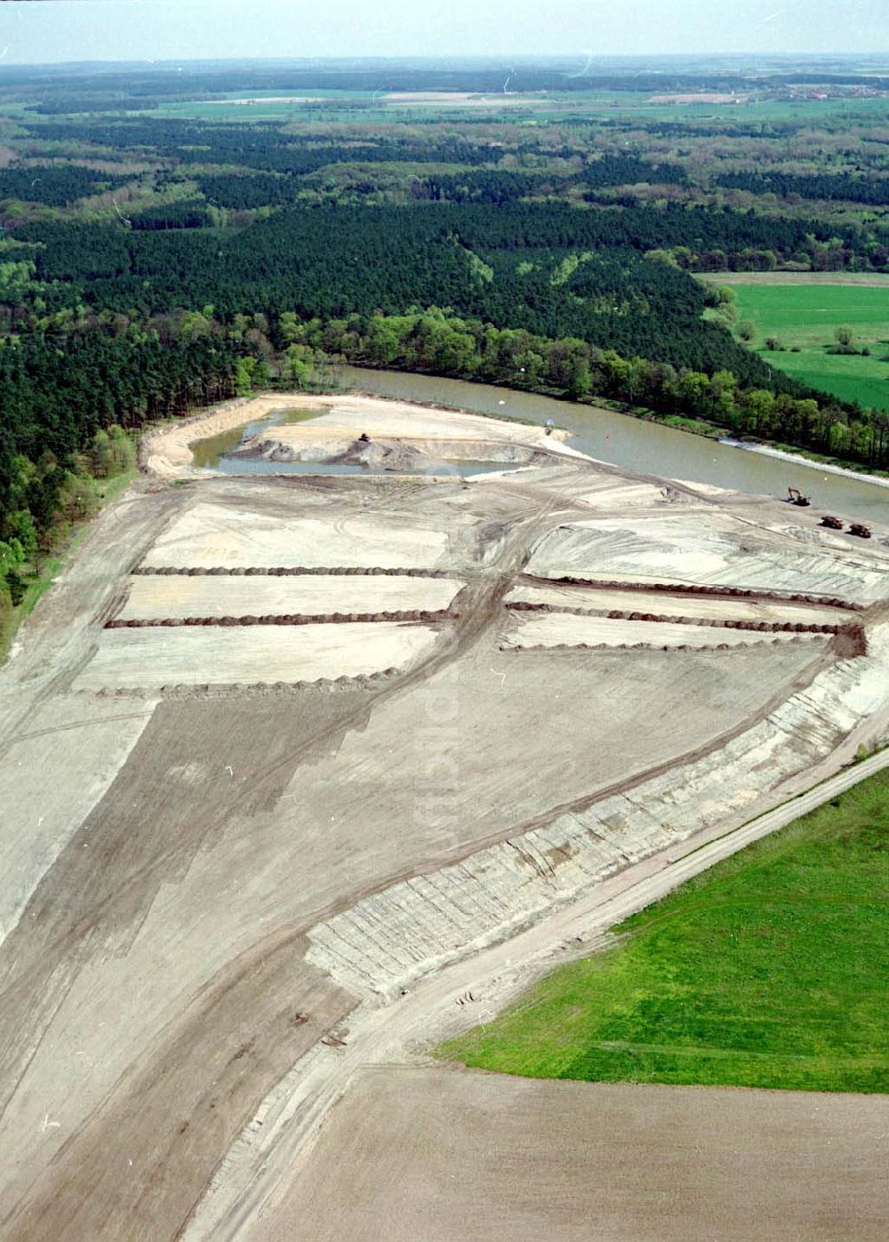 Luftbild westlich von Genthin - Ausbauarbeiten am Elbe-Havel-Kanal - Verlauf bei Genthin.