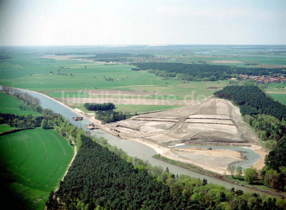 Luftbild westlich von Genthin - Ausbauarbeiten am Elbe-Havel-Kanal - Verlauf bei Genthin.