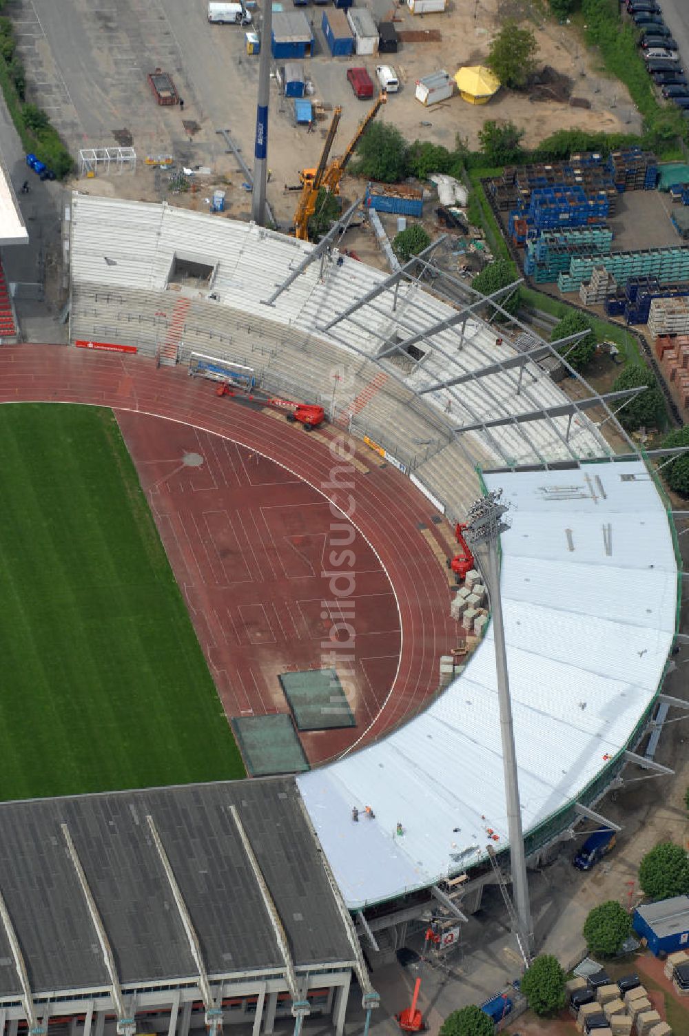 Braunschweig von oben - Ausbauarbeiten der Nordkurve im Stadion Braunschweig