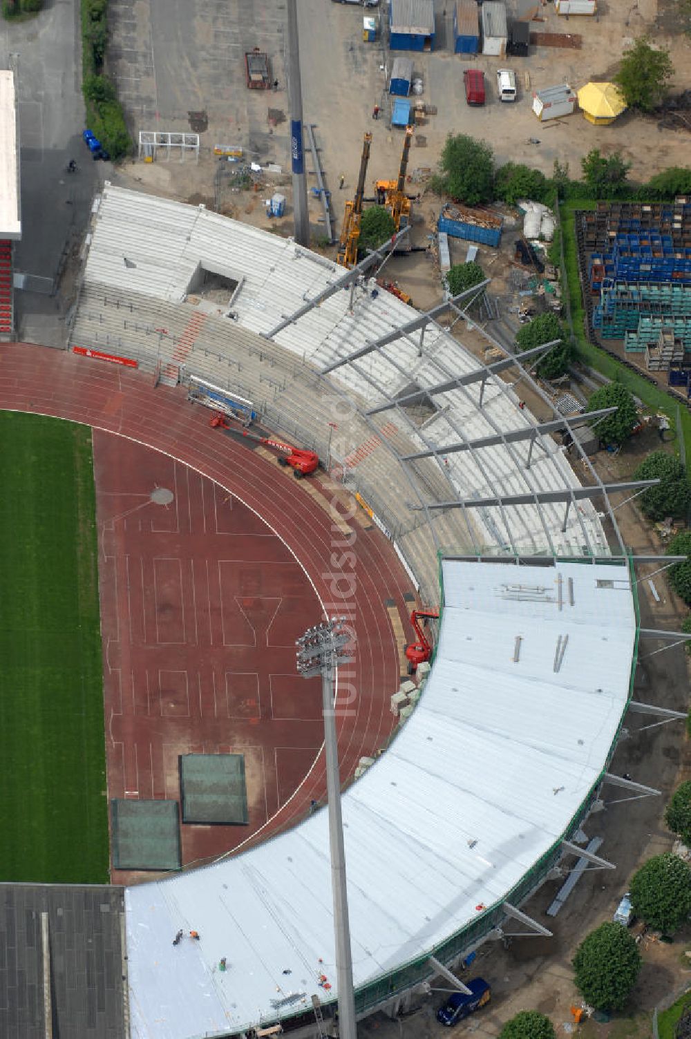 Luftbild Braunschweig - Ausbauarbeiten der Nordkurve im Stadion Braunschweig