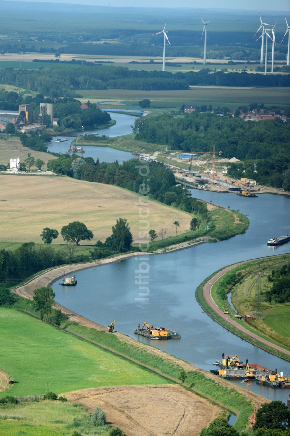 Burg von oben - Ausbauarbeiten an den Uferbereichen des Elbe-Havel-Kanal Flußverlauf in Burg im Bundesland Sachsen-Anhalt, Deutschland