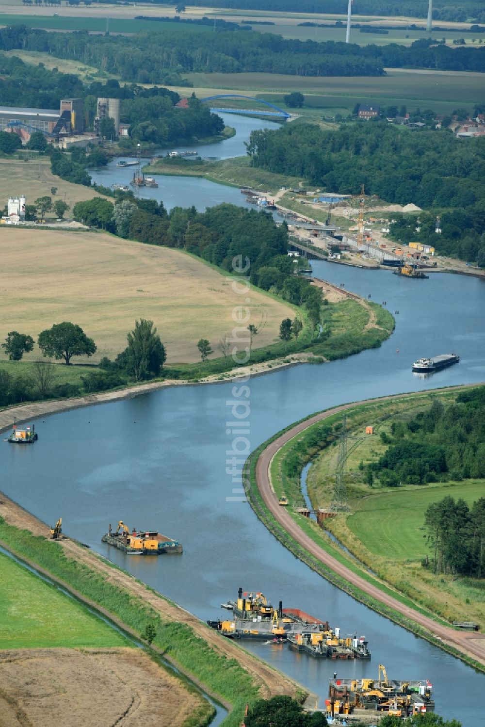 Burg aus der Vogelperspektive: Ausbauarbeiten an den Uferbereichen des Elbe-Havel-Kanal Flußverlauf in Burg im Bundesland Sachsen-Anhalt, Deutschland