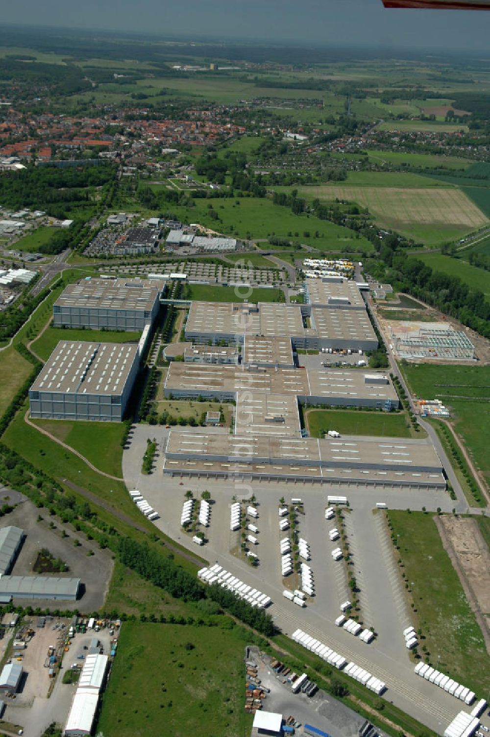 Luftbild Haldensleben - Ausbauarbeiten am Warenverteil- und Logistikzentrum in Haldensleben