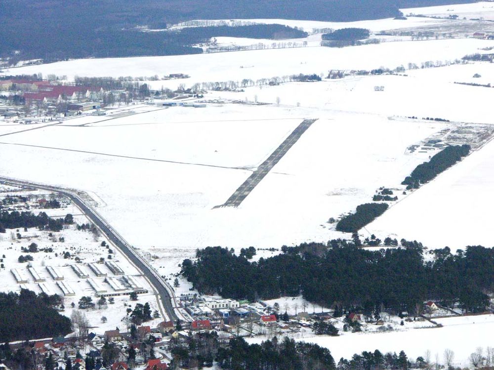 Strausberg von oben - Ausblick auf den verschneiten Flugplatz Straußberg